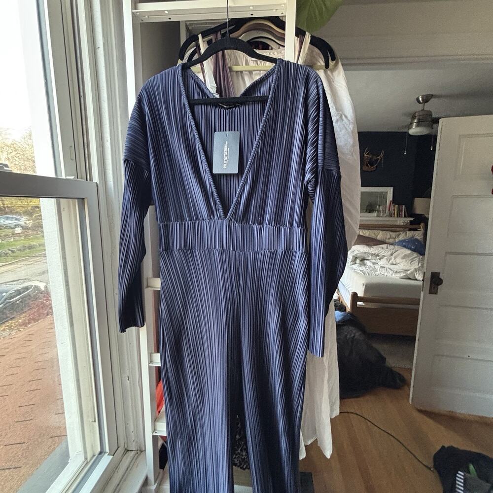NWT Pretty Little Thing Long Sleeve Crinkle Low Cut Jumpsuit‎